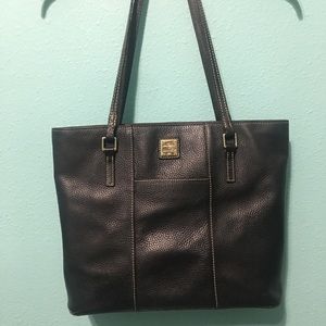 DOONEY & BOURKE BLACK PURSE!